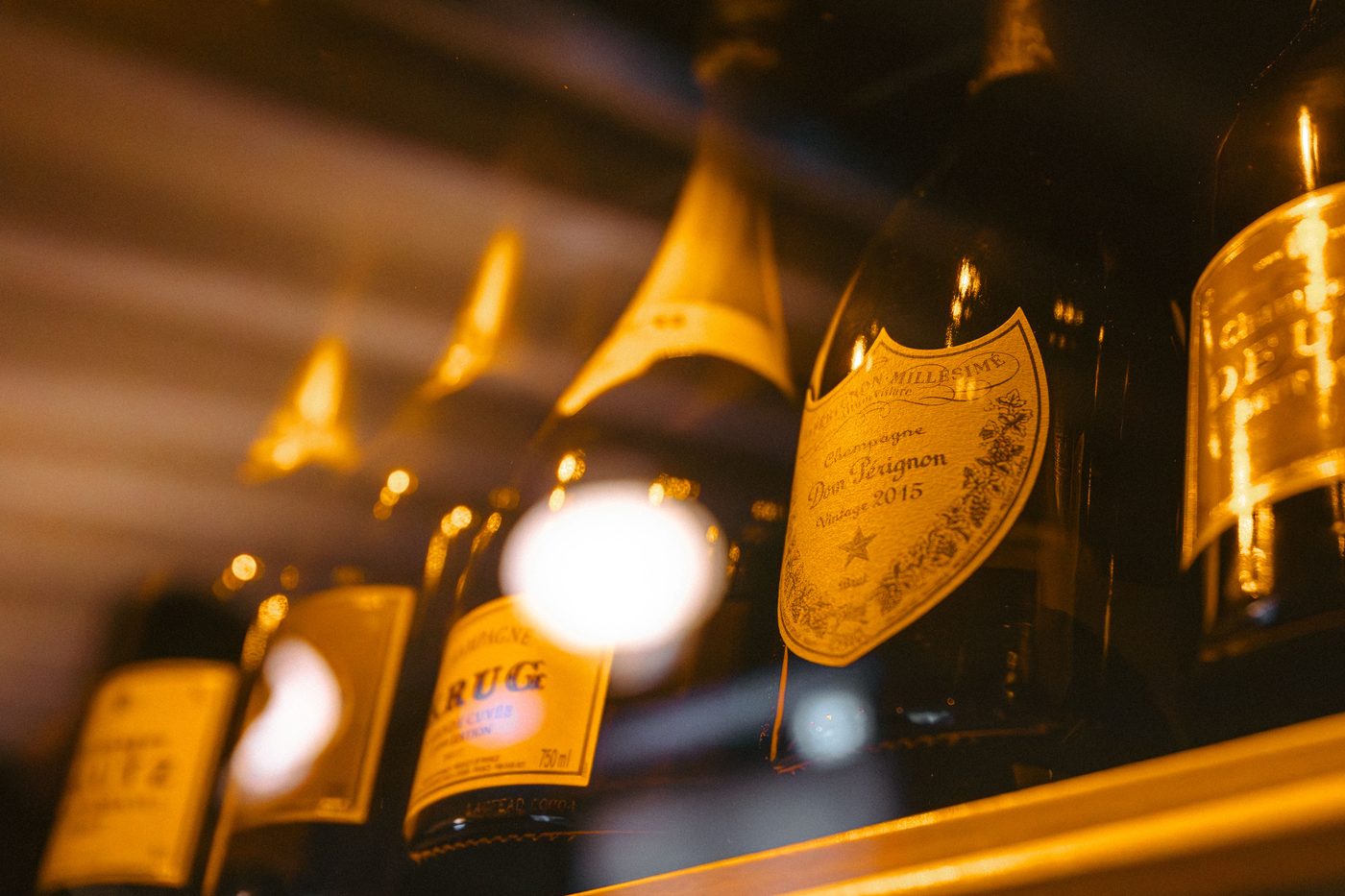 La cave de la Villa Léonard, grands champagnes en lumière dorée